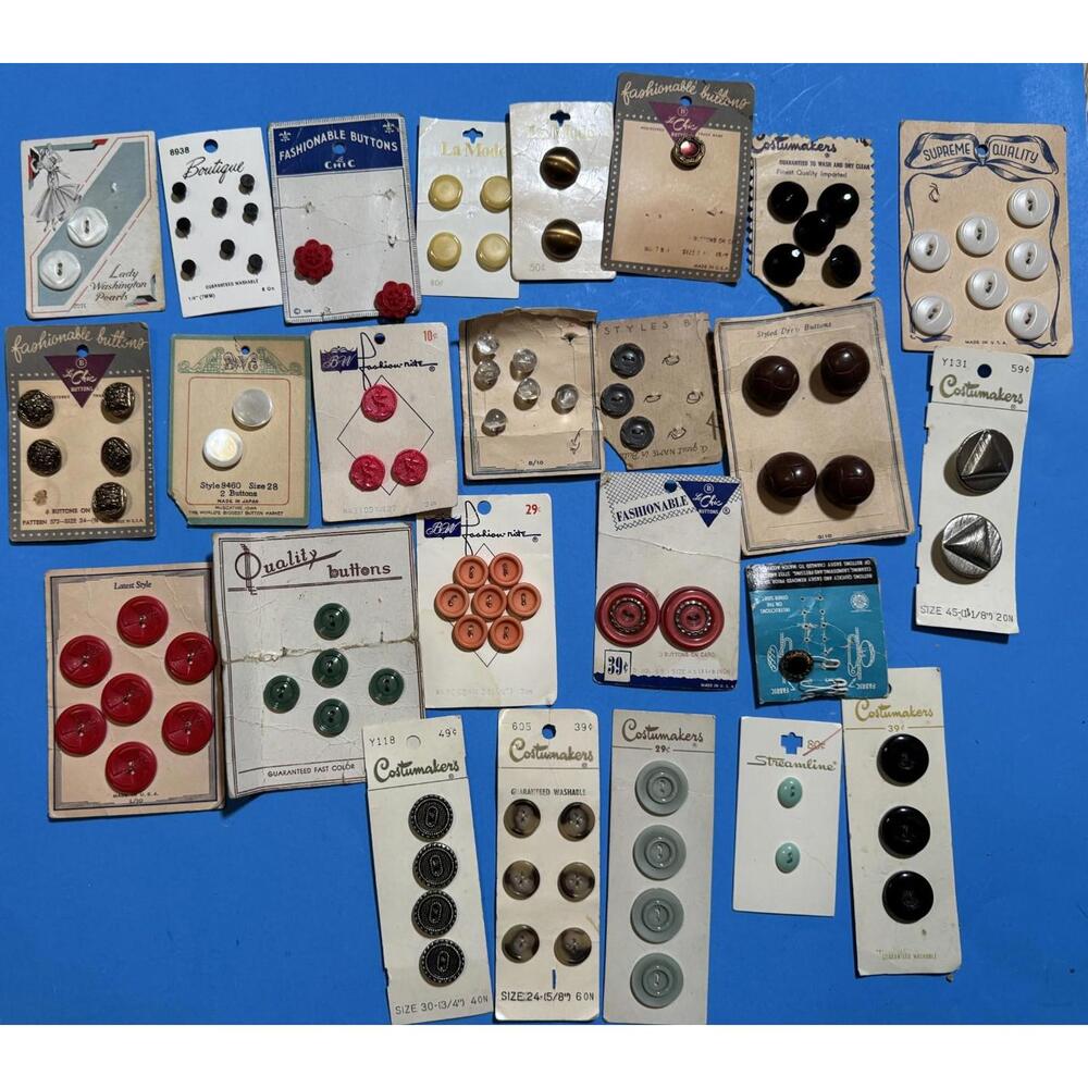 Vintage Lot of 95  Buttons on 25 Cards La Chic Costumakers  La Mode   C